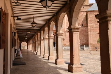 Villanueva de Los Infantes, Ciudad Real, İspanya - 8 Mayıs 2025: Eski Villanueva de Los Infantes kasabasındaki Plaza Belediye Başkanı Meydanı 'nda taş atari salonu