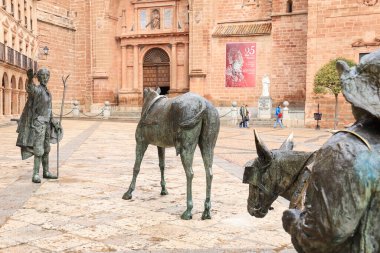 Villanueva de Los Infantes, Ciudad Real, İspanya - 8 Mayıs 2025: Don Kişot ve Sancho Panza bronz heykelleri Juan Antonio Giraldo tarafından Villanueva de los Infantes Meydanı 'ndaki Plaza Belediye Başkanı meydanında yapıldı.