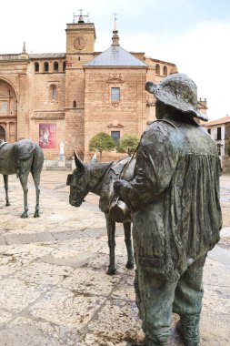 Villanueva de Los Infantes, Ciudad Real, İspanya - 8 Mayıs 2025: Don Kişot ve Sancho Panza bronz heykelleri Juan Antonio Giraldo tarafından Villanueva de los Infantes Meydanı 'ndaki Plaza Belediye Başkanı meydanında yapıldı.