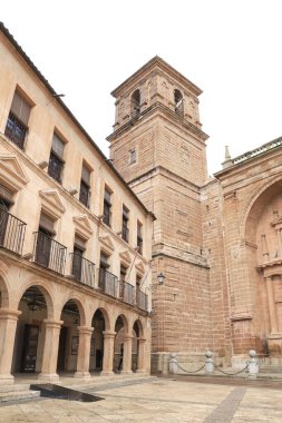 Villanueva de Los Infantes, Ciudad Real, İspanya - 8 Mayıs 2025: Plaza Belediye Başkanı Meydanı ve eski Villanueva de Los Infantes kasabasındaki San Andres Kilisesi