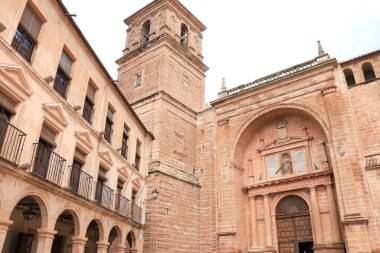 Villanueva de Los Infantes, Ciudad Real, İspanya - 8 Mayıs 2025: Plaza Belediye Başkanı Meydanı ve eski Villanueva de Los Infantes kasabasındaki San Andres Kilisesi