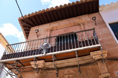 Villanueva de los Infantes, Ciudad Real, İspanya - 8 Mayıs 2025 Villanueva de los Infantes kasabasındaki Yeşil Saray Şövalyesi