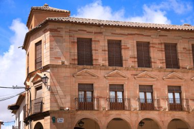 Villanueva de Los Infantes, Ciudad Real, İspanya - 8 Mayıs 2025: Villanueva de Los Infantes Plaza Belediye Başkanı Meydanı 'ndaki tarihi evler