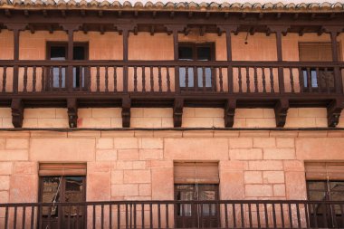 Villanueva de Los Infantes, Ciudad Real, İspanya 'daki Plaza Belediye Başkanı Meydanı' ndaki tarihi evler