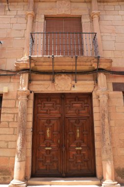 Villanueva de los Infantes kasabası, Ciudad Real, İspanya 'da taş kaplama cephelerle tarihi cepheler.