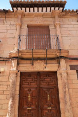 Villanueva de los Infantes kasabası, Ciudad Real, İspanya 'da taş kaplama cephelerle tarihi cepheler.