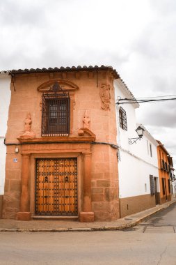 Villanueva de Los Infantes, Ciudad Real, İspanya - 8 Mayıs 2025: Villanueva de los Infantes kasabasında taş kaplama ile tarihi cepheler