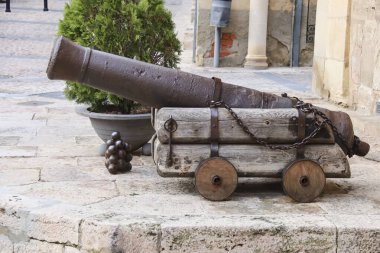 Toplar Arco de La Villa 'nın girişinde Chinchilla de Montearagon' un ana meydanı, Albacete, İspanya