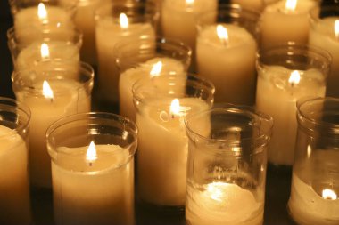 İspanya 'da bir kilisede mum grubu.