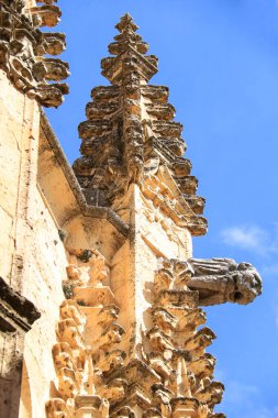 İspanya, Segovia Katedrali 'nin tepesi ve heykeli.
