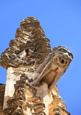 İspanya, Segovia Katedrali 'nin tepesi ve heykeli.