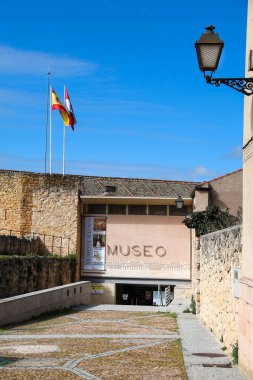 Segovia, Castilla y Leon, İspanya - 5 Nisan 2025 Segovia 'daki Segovia Müzesi.