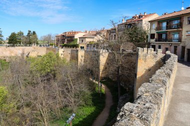 Segovia, Castilla y Leon, İspanya - 5 Nisan 2025: Eresma Nehri 'nin yanındaki Segovia şehrinin panoramik manzarası