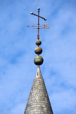 Segovia, Castilla y Leon, İspanya - 5 Nisan 2025: Segovia 'nın Alcazar Kulesi' nde Vane, Segovia şehrinde kayalık bir kayalıklarda duran ortaçağ kalesi.