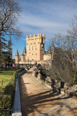 Segovia, Castilla y Leon, İspanya - 5 Nisan 2025: Segovia 'nın Alcazar' ı, Segovia şehrinde kayalık bir kayalıkta duran ortaçağ kalesi
