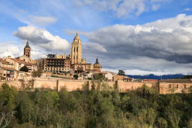 Eresma Nehri 'nin yanında katedrali olan Segovia şehrinin panoramik manzarası. Castilla y Leon bölgesi, İspanya.