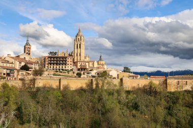 Eresma Nehri 'nin yanında katedrali olan Segovia şehrinin panoramik manzarası. Castilla y Leon bölgesi, İspanya.