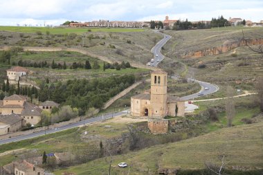 Vera Cruz Kilisesi, İspanya 'nın Segovia şehrindeki Eresma Nehri vadisi ile çevrilidir.