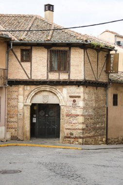 Segovia, Castilla y Leon, İspanya - 5 Nisan 2025: İspanya 'nın eski Segovia kentindeki tarihi evde güzel bir otel.