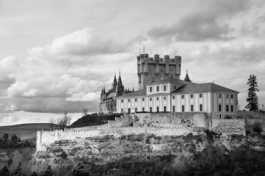 Segovia, Castilla y Leon, İspanya - 5 Nisan 2025: Segovia 'nın Alcazar' ı, Segovia şehrinde kayalık bir kayalıkta duran ortaçağ kalesi