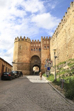 Segovia, Castilla y Leon, İspanya - 5 Nisan 2025: Eski Segovia şehrindeki Aziz Andrew Kapısı