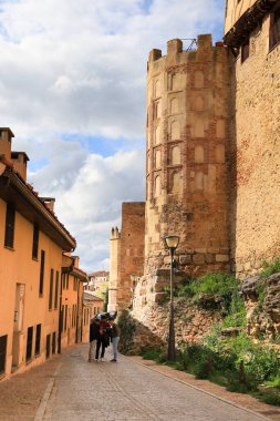 Segovia, Castilla y Leon, İspanya - 5 Nisan 2025: Eski Segovia kentindeki tarihi evler ve duvarlar