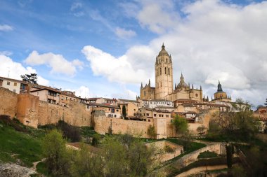 Eresma Nehri 'nin yanında katedrali olan Segovia şehrinin panoramik manzarası. Castilla y Leon bölgesi, İspanya.