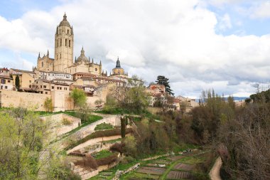 Eresma Nehri 'nin yanında katedrali olan Segovia şehrinin panoramik manzarası. Castilla y Leon bölgesi, İspanya.