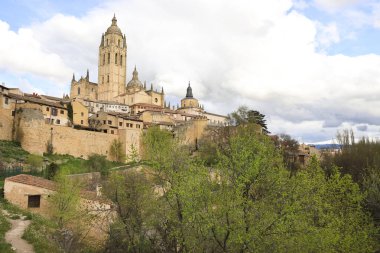 Eresma Nehri 'nin yanında katedrali olan Segovia şehrinin panoramik manzarası. Castilla y Leon bölgesi, İspanya.