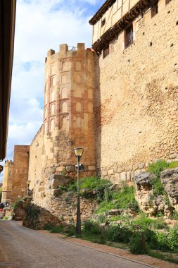 İspanya 'nın Castilla y Leon bölgesindeki eski Segovia şehrinin tarihi duvarları ve kulesi.