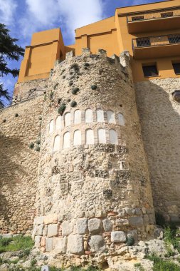 İspanya 'nın Castilla y Leon bölgesindeki eski Segovia şehrinin tarihi duvarları ve kulesi.