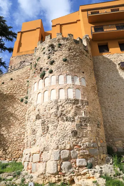 İspanya 'nın Castilla y Leon bölgesindeki eski Segovia şehrinin tarihi duvarları ve kulesi.