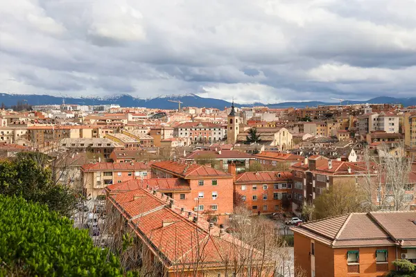 Segovia şehrinin panoramik görüntüsü ve arka planda Guadarrama 'nın karlı Sierra' sı, Castilla y Leon bölgesi, İspanya