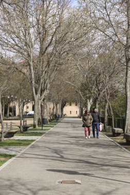 Segovia, Castilla y Leon, İspanya - 6 Nisan 2025: İsabel II de Segovia şehrindeki Paseo del Salon de Isabel II olarak da bilinir.