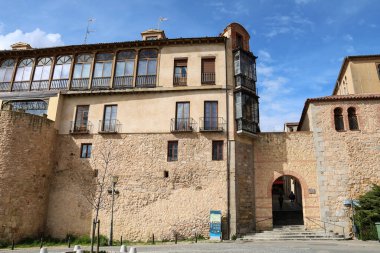 Segovia, Castilla y Leon, İspanya - 5 Nisan 2025: Segovia eski kasabasında Puerta del Sol kemeri