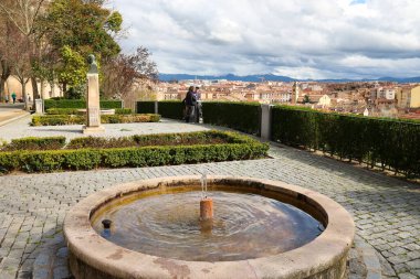 Segovia, Castilla y Leon, İspanya - 6 Nisan 2025: Eski Segovia şehrindeki Paseo del Salon de Isabel II olarak da adlandırılan şelaledeki çeşme