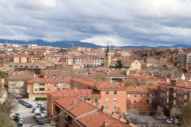 Segovia, Castilla y Leon, İspanya - 6 Nisan 2025: Segovia şehrinin panoramik manzarası ve arka planda Guadarrama 'nın karlı Sierra' sı