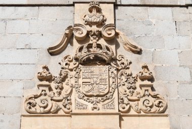 Segovia, Castilla y Leon, İspanya - 5 Nisan 2025: Segovia 'da Casa de La Lectura' nın duvarında taş arma