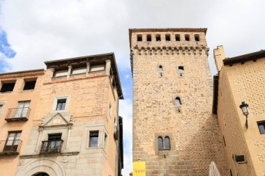 Segovia, Castilla y Leon, İspanya - 5 Nisan 2025: Eski İspanya 'nın Segovia şehrinde güzel cepheli tarihi evler