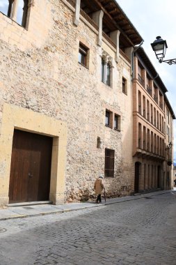 Segovia, Castilla y Leon, İspanya - 6 Nisan 2025: Segovia, İspanya 'nın eski kentinde eski tarihi cephelerle dar sokaklar.