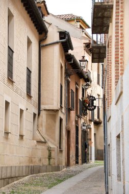 Segovia, Castilla y Leon, İspanya - 6 Nisan 2025: Segovia, İspanya 'nın eski kentinde eski tarihi cephelerle dar sokaklar.