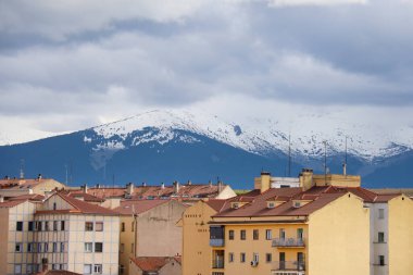 Segovia şehrinin panoramik görüntüsü ve arka planda Guadarrama 'nın karlı Sierra' sı, Castilla y Leon bölgesi, İspanya