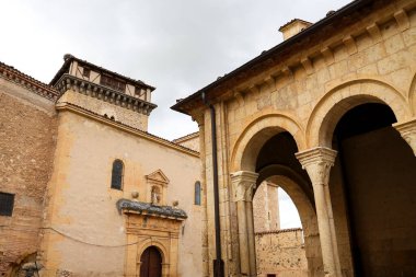 Santiago Trinidad Kilisesi ve İspanya 'nın Castilla y Leon kentindeki Santo Domingo el Real Manastırı.