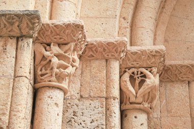 İspanya 'nın Castilla y Leon kentindeki eski Segovia şehrindeki Santisima Trinidad kilisesinin mimari detayları.