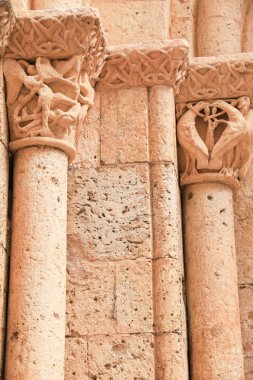 İspanya 'nın Castilla y Leon kentindeki eski Segovia şehrindeki Santisima Trinidad kilisesinin mimari detayları.