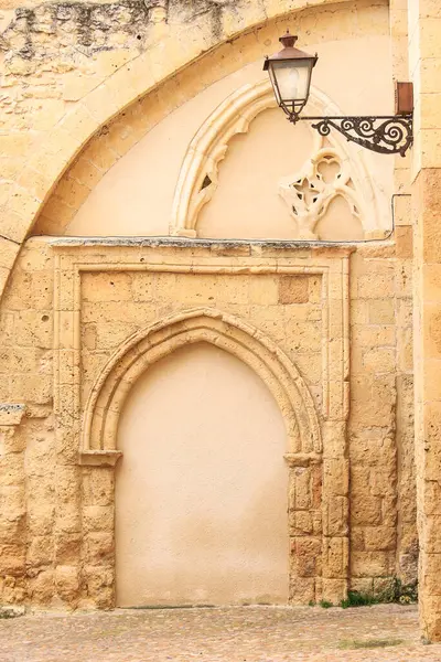 İspanya 'nın Castilla y Leon kentindeki eski Segovia şehrindeki Santisima Trinidad kilisesinin mimari detayları.