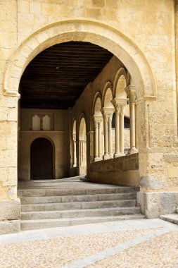 İspanya 'nın Castilla y Leon kentindeki eski Segovia şehrindeki Santisima Trinidad Kilisesi' nden Atrium.