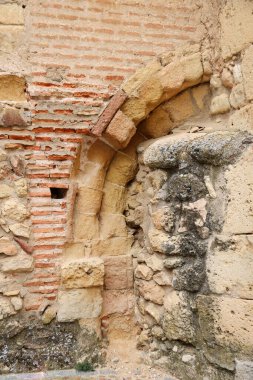 İspanya 'nın Castilla y Leon kentindeki eski Segovia şehrindeki Santiago Trinidad kilisesinin yanındaki antik Vizigotik kilisenin kalıntıları.