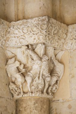 İspanya 'nın Castilla y Leon kentindeki eski Segovia şehrindeki Santisima Trinidad Kilisesi' nin taş başkentleri.