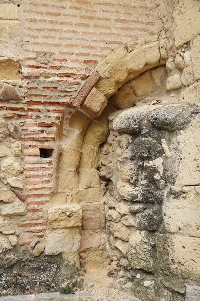 İspanya 'nın Castilla y Leon kentindeki eski Segovia şehrindeki Santiago Trinidad kilisesinin yanındaki antik Vizigotik kilisenin kalıntıları.